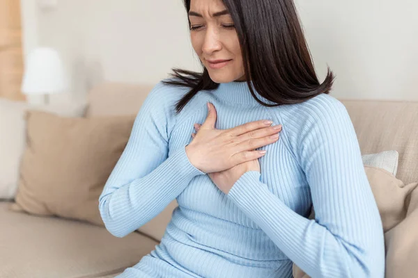 アジアの美しい女性は胸の痛みを感じて病気 薬を服用した後の手の胸 健康を維持せずにハードワークの概念 — ストック写真