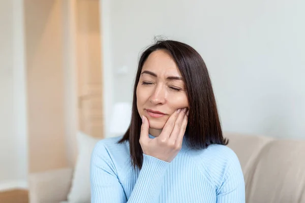 自宅で歯痛を患っている不幸なアジアの女性の肖像画 歯の健康と問題の概念 ストックフォト — ストック写真