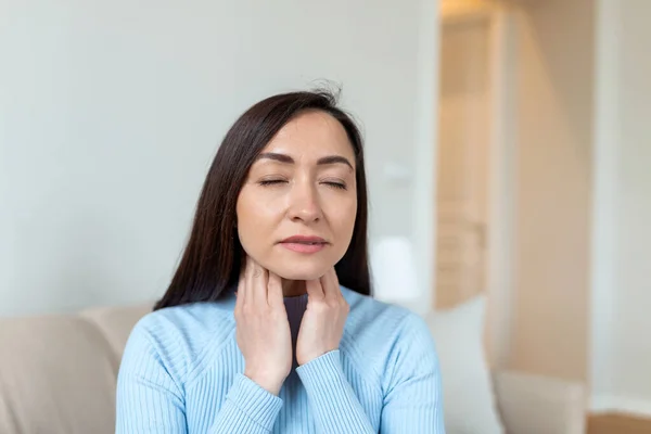 Close Van Aziatische Vrouw Wrijven Haar Ontstoken Amandelen Tonsilitis Probleem — Stockfoto