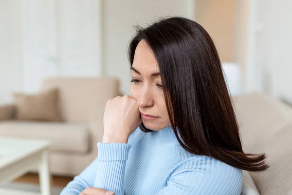 Triste Deprimida Cansada Solitaria Divorciada Enferma Madre Asiática Mujer Sintiéndose — Foto de Stock