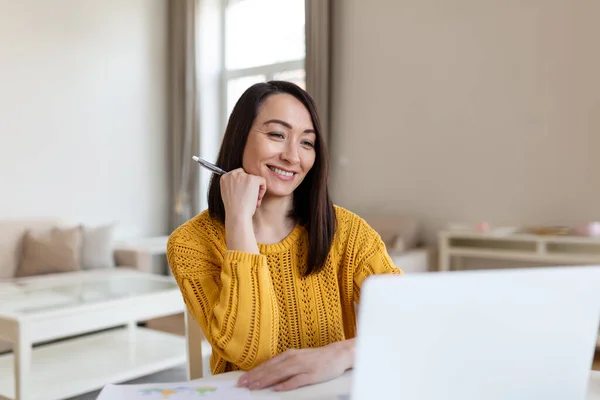 Retrato Sorriso Bonito Negócios Asiático Mulher Trabalhando Escritório Mesa Virtual — Fotografia de Stock