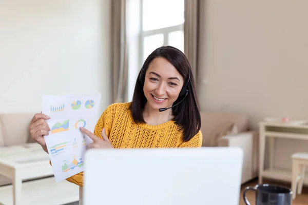 Empresária Apresentando Gráficos Gráficos Videochamada Online Mulher Negócios Meia Idade — Fotografia de Stock