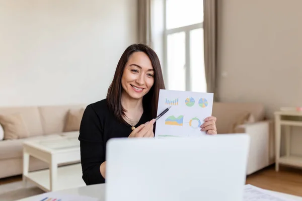 Empresária Apresentando Gráficos Gráficos Videochamada Online Mulher Negócios Meia Idade — Fotografia de Stock