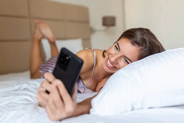Glimlachende Vrouw Die Naar Een Mobiele Telefoon Kijkt Terwijl Een — Stockfoto