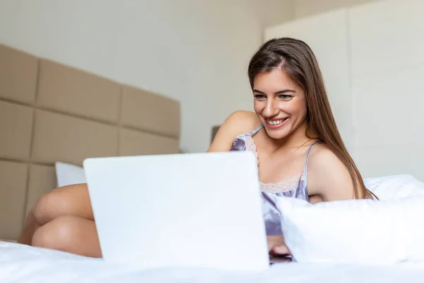 Щаслива Випадкова Красива Жінка Працює Ноутбуці Лежачи Ліжку Будинку Фрілансерка — стокове фото