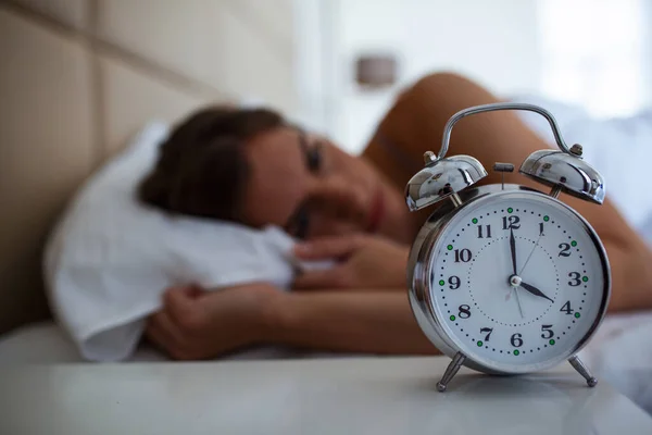 Mujer Con Insomnio Acostada Cama Con Los Ojos Abiertos Chica — Foto de Stock