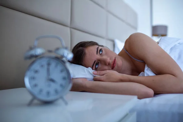 Wanita Dengan Insomnia Terbaring Tempat Tidur Dengan Mata Terbuka Gadis — Stok Foto