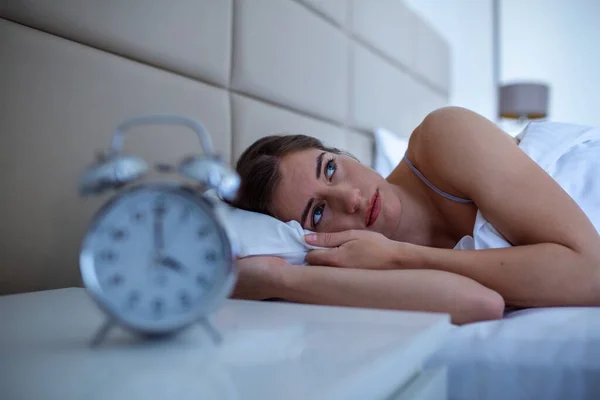 Mujer Con Insomnio Acostada Cama Con Los Ojos Abiertos Chica — Foto de Stock