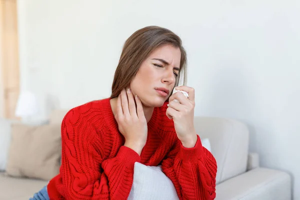 生病的女人坐在床上 觉得不健康 吹鼻涕 患鼻炎的年轻女人 有呼吸道感染 需要药物治疗 — 图库照片