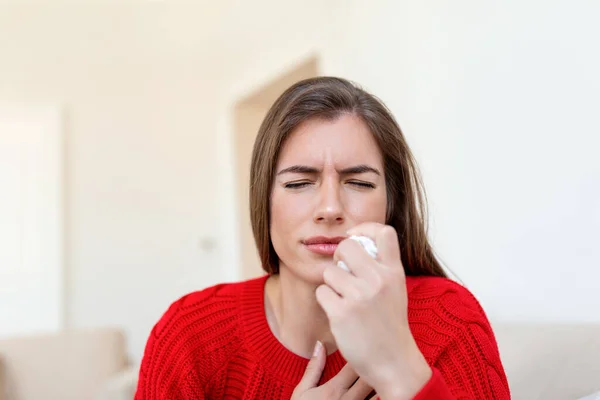 绝望的病人得了流感 过敏的概念 漂亮的女人有流鼻涕 用手帕擦鼻子 打喷嚏的女性 在组织中打喷嚏的布鲁内特 — 图库照片