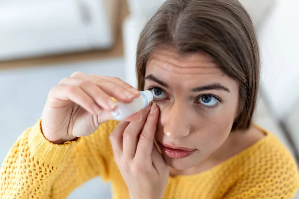 目薬やアレルギーを治療するために目の潤滑剤を落とす女性 眼の刺激や炎症を治療する病気の女性 眼の刺激や炎症を治療する女性 光症状 — ストック写真