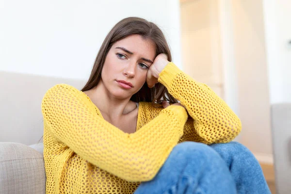 Mujer Preocupada Ansiosa Sentada Sofá Casa Mujer Confusa Frustrada Siente — Foto de Stock