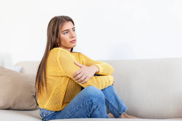 心配な女が家でソファに座ってる 挫折した混乱した女性は不幸な感じ 私生活の問題 彼氏との別れと予期せぬ妊娠の概念 — ストック写真