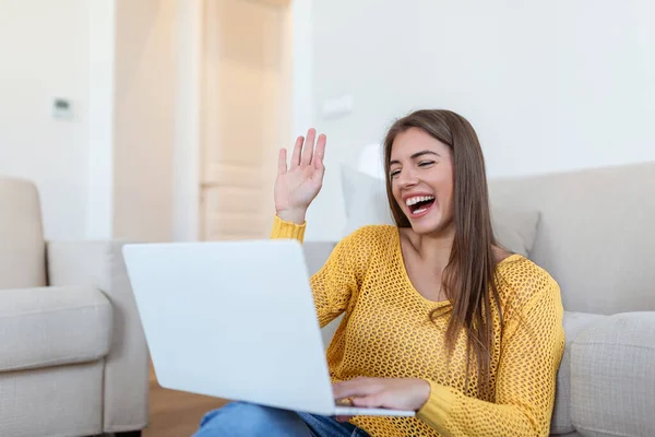 Mujer Joven Saludando Computadora Portátil Hablando Con Sus Amigos Través — Foto de Stock