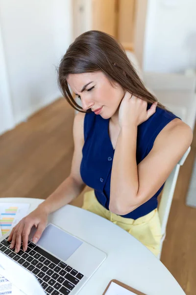 Joven Empresaria Que Sufre Dolor Cuello Sentirse Cansado Estresado Mujer —  Fotos de Stock