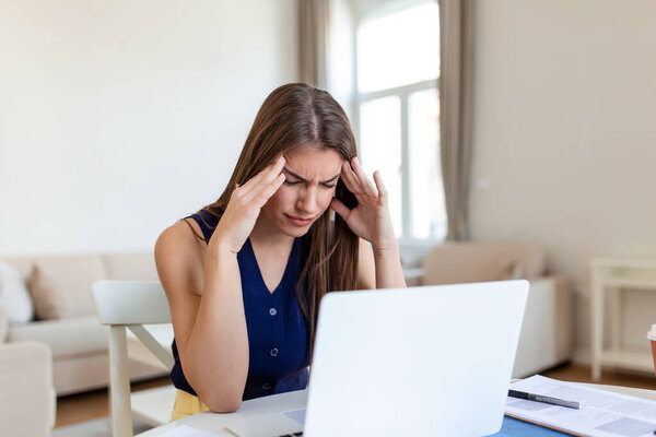 Снимок деловой женщины на видео-звонок, сидя за ее столом. Обрезанный снимок привлекательной молодой женщины, использующей ее ноутбук, чтобы сделать видеозвонок дома