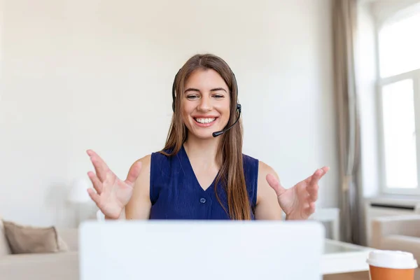 Opname Van Een Zakenvrouw Een Videogesprek Terwijl Achter Haar Bureau — Stockfoto