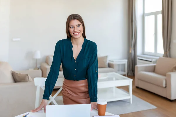 Sorrindo Jovem Funcionária Sexo Feminino Ficar Mesa Escritório Olhar Distância — Fotografia de Stock