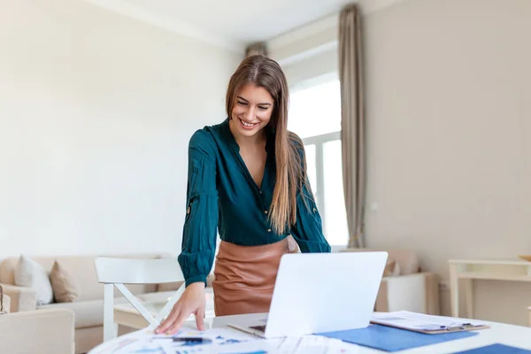 Sorrindo Jovem Funcionária Sexo Feminino Ficar Mesa Escritório Olhar Distância — Fotografia de Stock