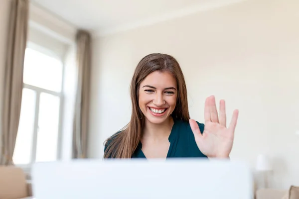 Fotografía Una Mujer Negocios Una Videollamada Mientras Estaba Sentada Escritorio — Foto de Stock