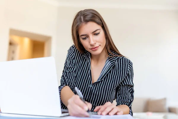 Conceito Remoto Trabalho Tecnologia Pessoas Feliz Sorridente Jovem Empresária Com — Fotografia de Stock