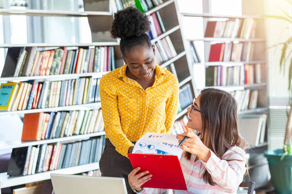 Образ деловых партнеров, обсуждающих документы и идеи на встрече. Команда бизнес-проектов работает вместе в офисе. Идея презентации, анализ планов.