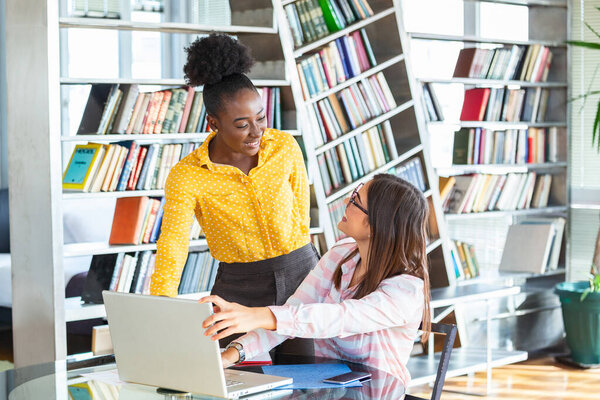 Образ деловых партнеров, обсуждающих документы и идеи на встрече. Команда бизнес-проектов работает вместе в офисе. Идея презентации, анализ планов.