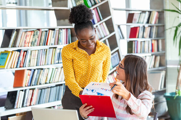 Образ деловых партнеров, обсуждающих документы и идеи на встрече. Команда бизнес-проектов работает вместе в офисе. Идея презентации, анализ планов.