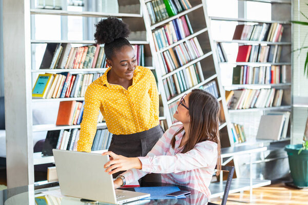 Образ деловых партнеров, обсуждающих документы и идеи на встрече. Команда бизнес-проектов работает вместе в офисе. Идея презентации, анализ планов.