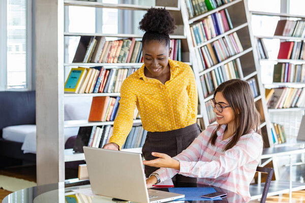 Образ деловых партнеров, обсуждающих документы и идеи на встрече. Команда бизнес-проектов работает вместе в офисе. Идея презентации, анализ планов.