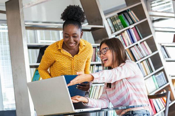 Молодой дизайнер дает несколько новых идей о проекте своему партнеру в ее офисе. Деловые люди обсуждают новый бизнес-проект в офисе. Деловые люди придумывают идеи. бизнес планирование
