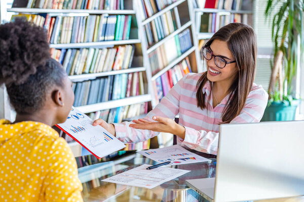 Образ деловых партнеров, обсуждающих документы и идеи на встрече. Команда бизнес-проектов работает вместе в офисе. Идея презентации, анализ планов.