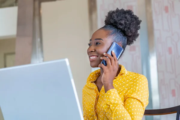 Succesvolle Zakenvrouw Werkt Kantoor Afro Amerikaanse Vrouw Praat Haar Mobiele — Stockfoto