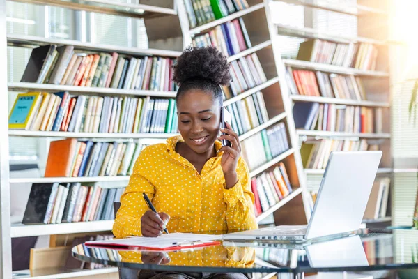 Zakelijke Professionals Zakelijke Vrouw Analyseren Van Gegevens Met Behulp Van — Stockfoto