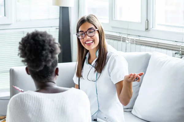 Concetto Assistenza Sanitaria Medicina Medico Serio Con Appunti Paziente Ospedale — Foto Stock