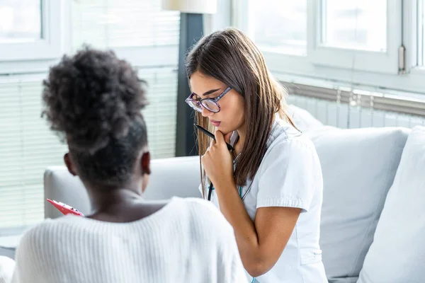 Sağlık Tıp Konsepti Hastanedeki Hasta Panosu Olan Ciddi Bir Doktor — Stok fotoğraf