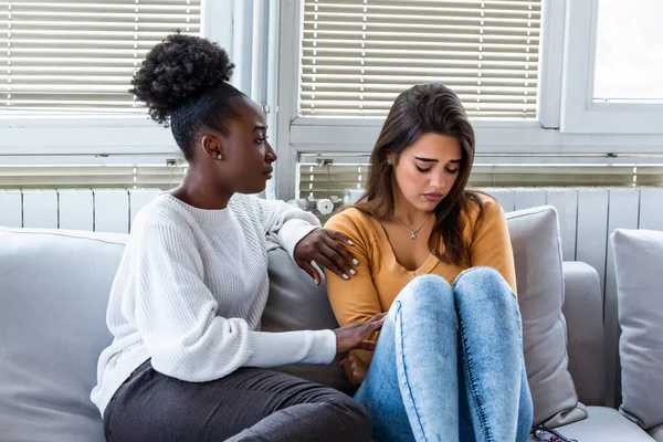 Ragazza Triste Sostenere Gli Amici Che Cercano Risolvere Problema Due — Foto Stock