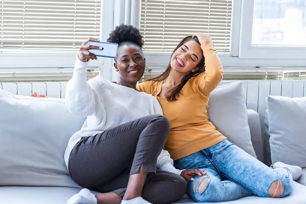 Due Belle Giovani Donne Scattano Selfie Nella Giornata Sole Casa — Foto Stock