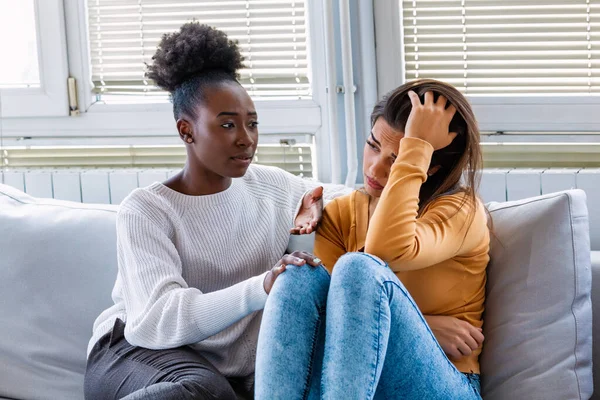 Ragazza Triste Sostenere Gli Amici Che Cercano Risolvere Problema Due — Foto Stock