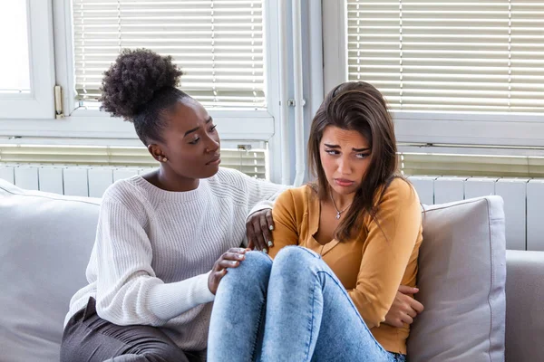 Ragazza Triste Sostenere Gli Amici Che Cercano Risolvere Problema Due — Foto Stock