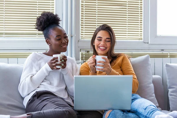 Ritratto Giovani Donne Divertenti Felici Che Guardano Commedia Letto Ridono — Foto Stock