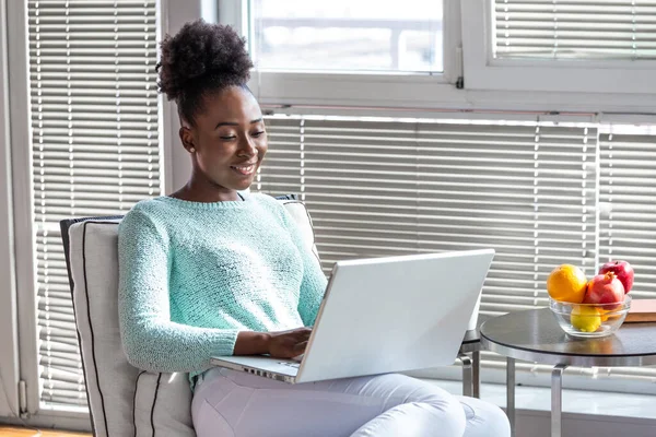 Geniet Van Tijd Thuis Mooie Jonge Glimlachende Vrouw Werken Laptop — Stockfoto