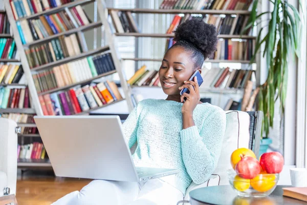 Aantrekkelijke Jonge Afrikaanse Vrouw Die Werkt Laptop Glimlacht Terwijl Thuis — Stockfoto