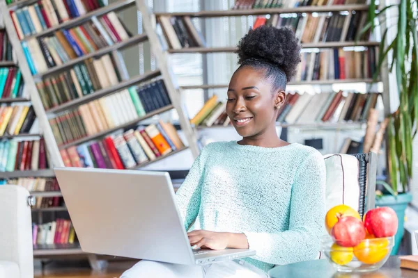 Jonge Vrouw Doet Onderzoek Voor Haar Bedrijf Glimlachende Vrouw Zitten — Stockfoto