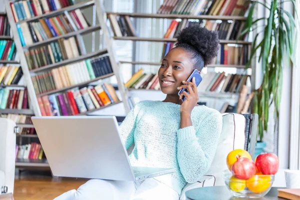 Gelukkige Vrouw Zittend Bank Met Laptop Praten Telefoon Thuis Jonge — Stockfoto