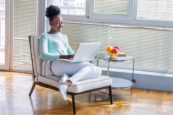 Afro Amerikaans Meisje Met Laptop Smartphone Jonge Vrouw Casual Kleding — Stockfoto