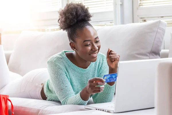 Jonge Mooie Vrouw Blij Voor Het Vinden Van Winkelen Items — Stockfoto