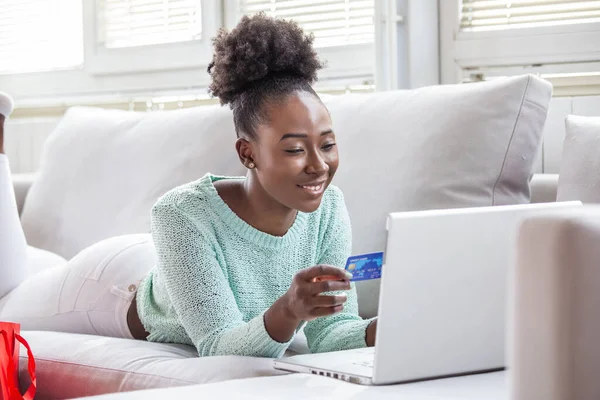 Beeld Van Mooie Vrouw Die Online Winkelt Met Creditcard Afro — Stockfoto