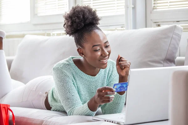 Jonge Mooie Vrouw Blij Voor Het Vinden Van Winkelen Items — Stockfoto