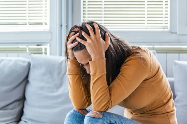 Sağlık ve ağrı. Güçlü gerilim baş ağrısı olan yorgun genç kadın vurguladı. Acı baş migren, duygu baskı ve stres güzel hasta kız closeup portresi. Yüksek çözünürlüklü görüntü